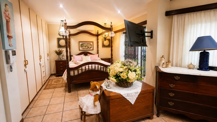 5 Bedroom Property for Sale in Outeniqua Strand Western Cape
